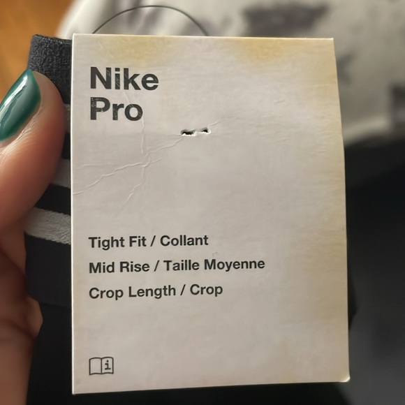 Nike Pro tight fit mid rise crop tights has back tag only never used - Picture 2 of 2